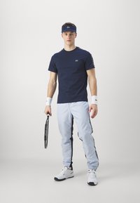 Lacoste Sport TAPE - T-shirt med print - bleu marine