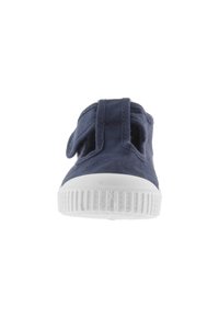 Scarpa in tela blu navy con suola in gomma bianca, caratterizzata da due strap in Velcro e disegni ritagliati sui lati per la ventilazione.