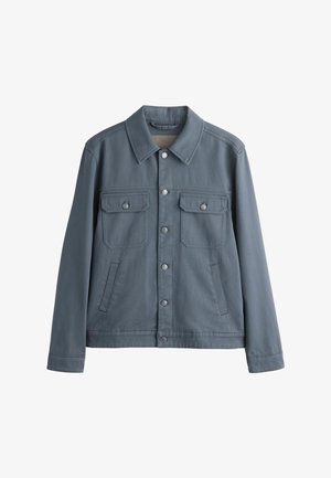 Graue Knopfjacke mit zwei Brustklappen und zwei seitlichen Leistentaschen, ausgestattet mit einem klassischen Kragen und langen Ärmeln.