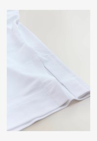 Unselected, white