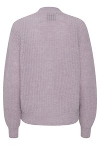 Maglione a maglia di un viola chiaro con un motivo testurizzato, scollatura tonda e polsini e orlo a coste. La vista posteriore mostra il design completo e i dettagli delle cuciture.