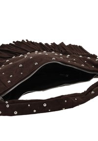 Sac à main en daim marron avec des clous en argent, détails frangés en haut et fermeture éclair. Vue intérieure montrant un grand espace avec un revêtement foncé.