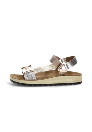 Sandalia plana con tiras de cuero metálico plateado y bronce, hebilla ajustable, plantilla acolchada marrón y suela beige con dibujo negro.