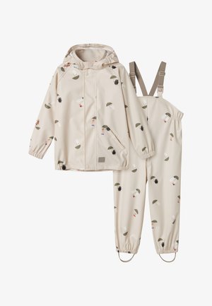 Beige kinderregenjas en overallset met capuchon en elastische manchetten, versierd met kleine tekenfilmfiguurtjes die paraplu's vasthouden.