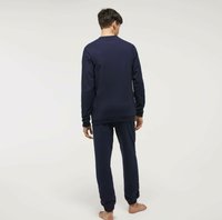 Sudadera azul marino y joggers a juego hechos de una tela suave; cuenta con puños y dobladillos acanalados, con un corte relajado y un diseño minimalista.
