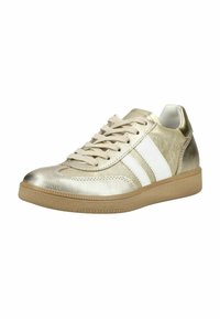 Gouden metallic sneaker met beige zool en veters, met twee witte strepen aan de zijkant, afgebeeld tegen een witte achtergrond.