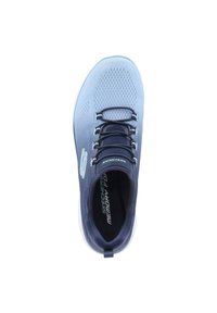 Niebieskie buty sportowe z siateczkową cholewką, sznurowane, z wy�ściełanym kołnierzem. Posiadają logo "SKECHERS MEMORY FOAM" w kontrastowym kolorze.