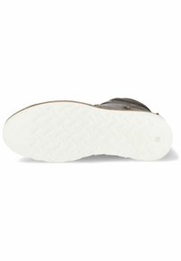 Obuv s gumovou podrážkou a texturovanou bílou vnější podrážkou, se hnědým svrchním materiálem s vrstveným designem a viditelnými švy.