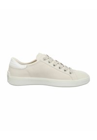 Helle beigem Sneaker aus strukturiertem Leder, mit einer glatten weißen Ferse, silbernen Ösen und flachen Schnürsenkeln. Klassisches Low-Top-Design.