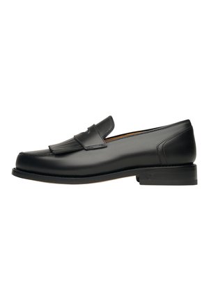 Schwarze Lederloafers mit erhabenem Fransendetail, flachem Absatz, runder Spitze und glatter Textur. Entworfen für formelle oder semi-formelle Anlässe.