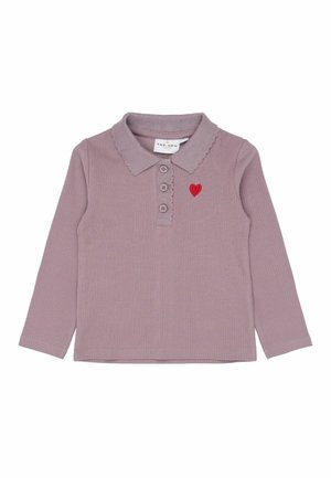 Polo à manches longues, côtelé, rose poudré avec trois boutons et un petit cœur rouge brodé sur la poitrine gauche.