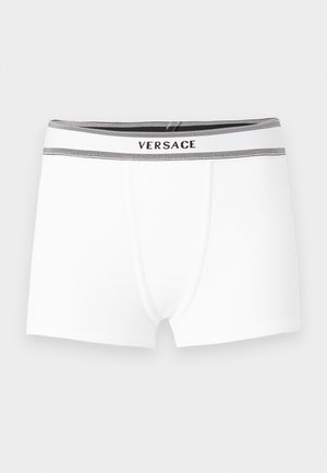 Bijele muške bokserice s crno-sivim elastičnim pojasom na kojem je natpis marke Versace.