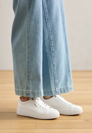 1-23736-42 - Sneakersy niskie