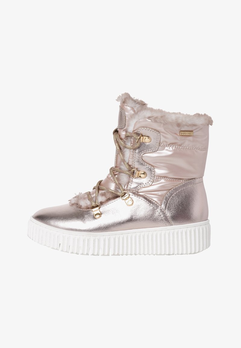 Botte d'hiver en or rose métallique avec une semelle blanche épaisse à rainures, une bordure en fausse fourrure et un devant à lacets avec œillets dorés.