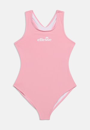 Vaaleanpunainen yksiosainen uimapuku racerback-mallilla ja valkoisella "ellesse"-logolla keskellä rintaa yksiväristä taustaa vasten.