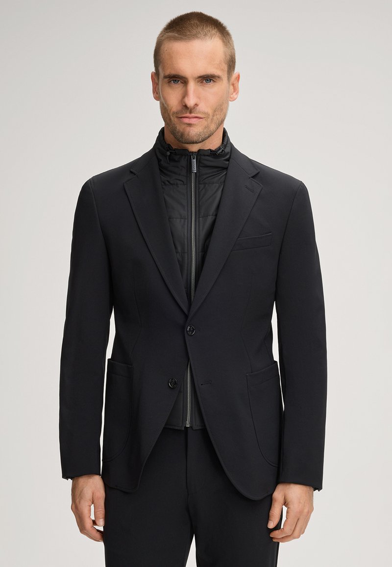 Czarna dopasowana marynarka z zapinaną na zamek, ocieplaną wewnętrzną kurtką. Posiada taliowany krój, klapy w kształcie litery notch oraz dwie kieszenie z przodu. Gładka tekstura.