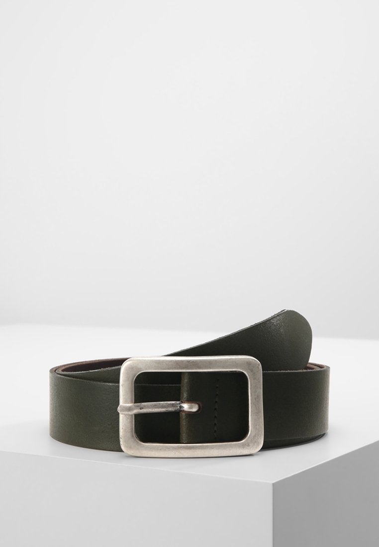 Ceinture en cuir vert foncé avec une grande boucle rectangulaire argentée posée sur une surface blanche.