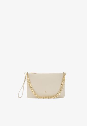Bolso clutch rectangular beige con una cadena dorada como correa y un lazo para la muñeca, con un pequeño logo dorado en el frente.