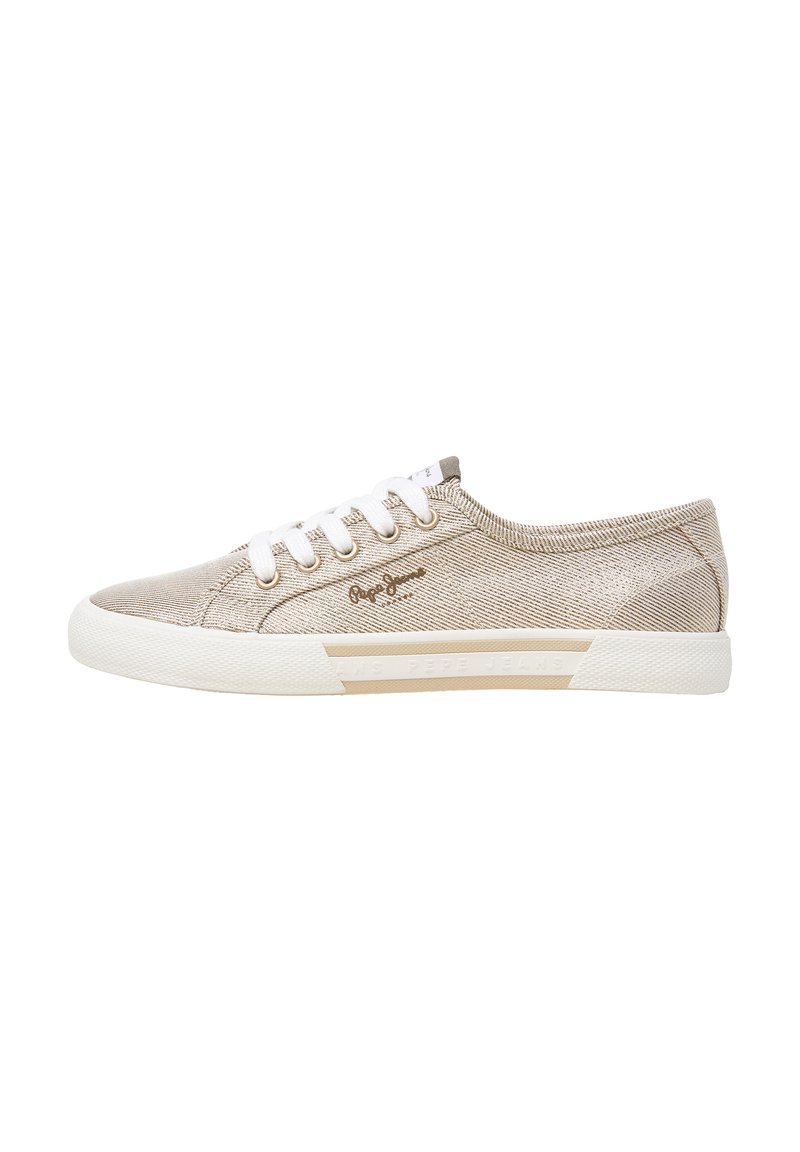 Baskets beige clair avec une tige en tissu texturé, des lacets blancs et une semelle en caoutchouc. Présente le logo "Pepe Jeans" sur le côté.