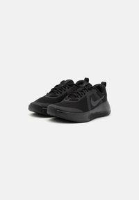 Schwarze Sportschuhe mit einem Mesh-Obermaterial, abgerundetem Zehenbereich und Gummisohle. Verfügt über ein strukturiertes Design und ein Logo an der Seite. Mit Schnürverschluss.