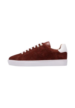 Zapatilla baja de ante marrón con cordones blancos, lengüeta trasera blanca y suela de goma blanca, vista de perfil sobre fondo blanco.