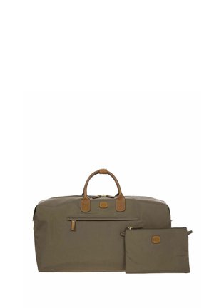 Sac de sport vert olive avec des accents en cuir beige, doté d'une poche avant zippée et d'une petite trousse assortie. Texture lisse, design robuste.