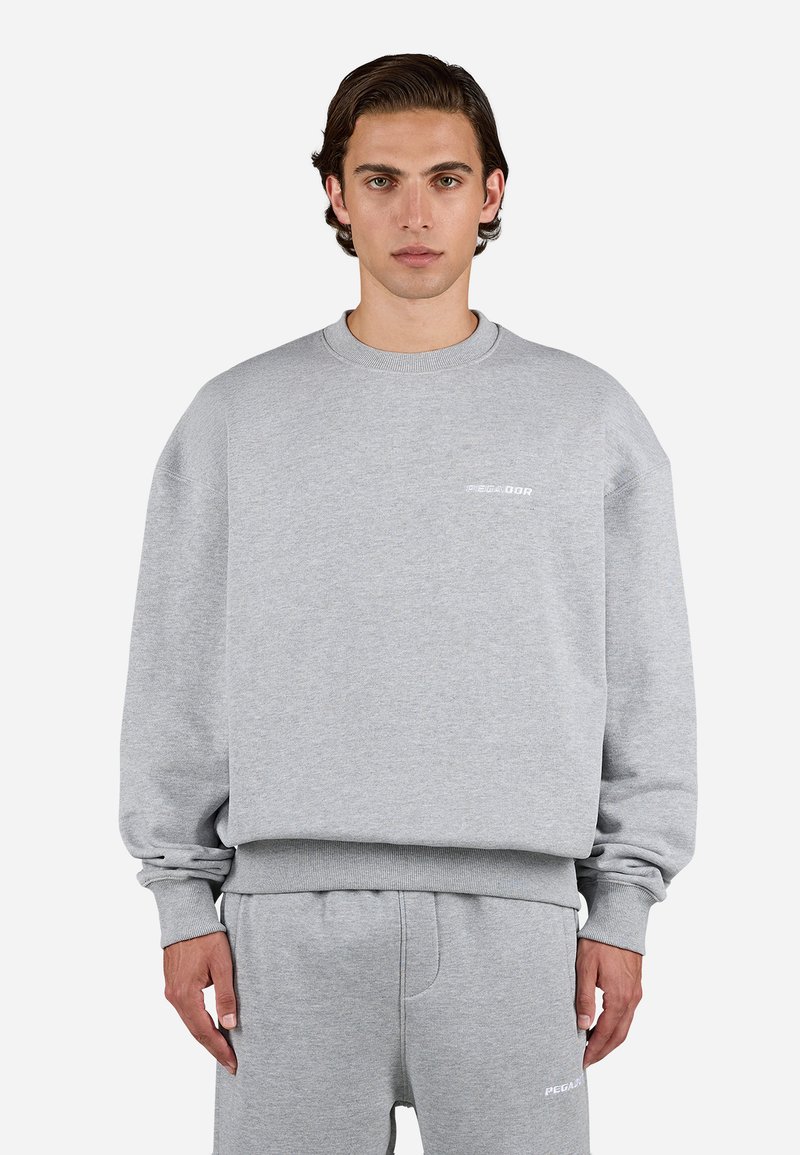 Grå sweatshirt lavet af bomuldsblanding med rund halsudskæring og ribbede manchetter. Har et lille hvidt logo på brystet og en afslappet pasform.