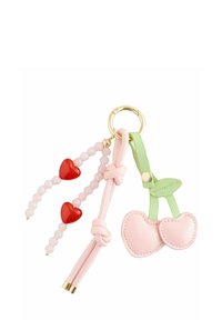 Llavero con charms de cereza de cuero rosa, acentos de cuero verde y cuentas de corazón rojo sobre cordón rosa. Hardware dorado y acabado pulido.