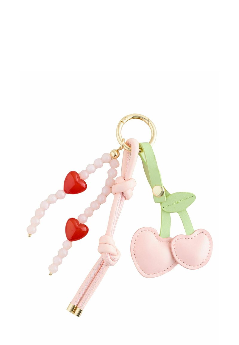 Llavero con charms de cereza de cuero rosa, acentos de cuero verde y cuentas de corazón rojo sobre cordón rosa. Hardware dorado y acabado pulido.
