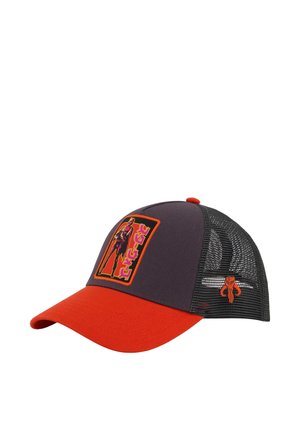 Casquette de baseball avec une visière rouge et un dos en mesh noir, avec un patch rectangulaire coloré représentant un personnage de science-fiction et des symboles sur le panneau avant.