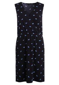 Czarna sukienka bez rękawów z krojem kopertowym, posiadająca pasek w talii oraz wzór małych niebieskich ptaków na całej powierzchni. Gładka faktura materiału.