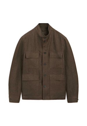 Veste marron à boutons avec col montant et quatre poches à rabat à l'avant, en tissu texturé.