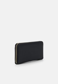 Portefeuille en cuir noir avec fermeture éclair dorée, forme rectangulaire, texture lisse, sans logos ni motifs visibles.