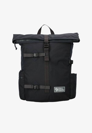 Černý roll-top batoh Fjällräven s předními přezkami, bočními kapsami, horní rukojetí a logem na pravém dolním rohu.