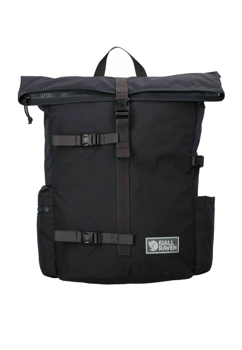 Schwarz und Fjällräven Roll-Top-Rucksack mit vorderen Schnallen, Seitentaschen, oberem Griff und Logopatch in der unteren rechten Ecke.