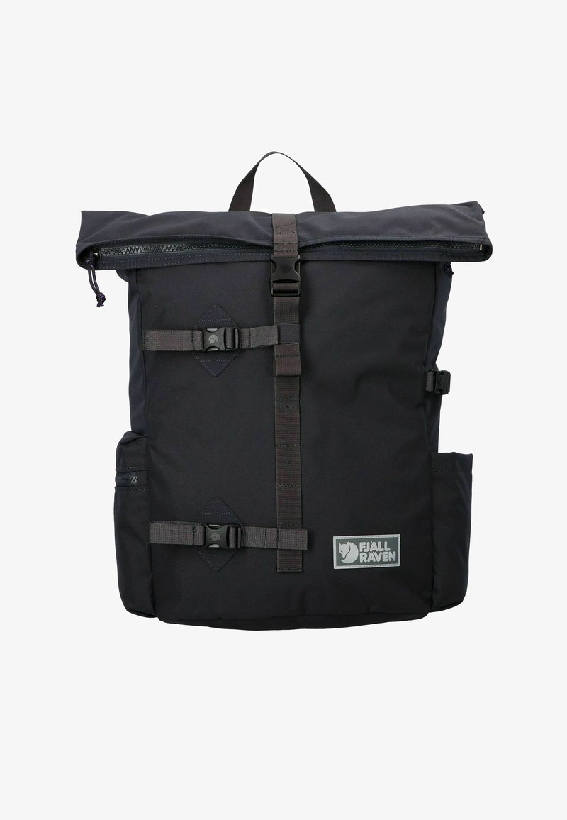 Schwarz und Fjällräven Roll-Top-Rucksack mit vorderen Schnallen, Seitentaschen, oberem Griff und Logopatch in der unteren rechten Ecke.