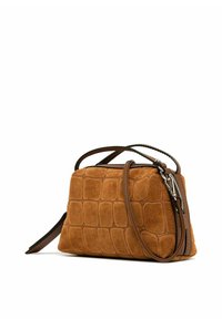 Borsa a mano in suede marrone con un motivo testurizzato a griglia, dotata di tracolla removibile e chiusura a zip. Accentuata con bordi in pelle marrone scuro.