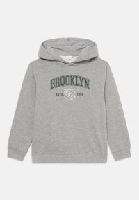 Felpa grigia con cappuccio caratterizzata dalla scritta "BROOKLYN" in lettere verde scuro, con un motivo a diamante e "ESTD. 1986" stampato sotto. Tessuto morbido.