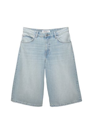 Lyseblå denimshorts med bred bendesign, med fem lommer, bæltesløjfer og lynlås. Glat tekstur med let falming.