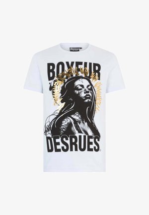 T-shirt bianco in cotone con un audace design grafico nero e oro che ritrae una donna con tatuaggi, e grande testo che recita "BOXEUR DES RUES."