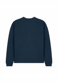 Tamsiai mėlyna džemperis su apvaliu iškirpimu, ilgomis rankovėmis ir raštuotais rankogaliais bei apačia. Lygus paviršius, nematyti jokios raštų ar dizaino.