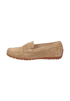 Beige ruskind penny loafer med syet detalje, gummisål og stribet indvendig foer, set fra ydersiden.