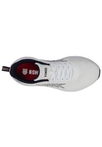 Vit sportskor med ovandel i mesh, svarta detaljer och grå accenter. Har en rund tå och platta snören. Logotyp på innersulan.