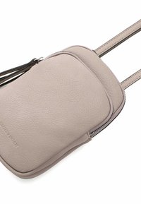 Ljust grå lädercrossbodyväska med slät textur, dragkedjestängning och smal design. Inkluderar en justerbar rem och subtil logotypdetalj.