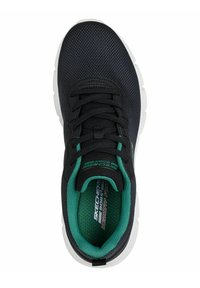 Schwarzer Sportschuh mit einem Obermaterial aus Mesh, grünen Akzenten und einer gepolsterten Einlegesohle. Verfügt über eine abgerundete Zehenpartie und eine weiße Außensohle.