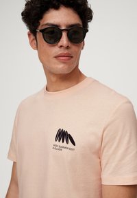 s.Oliver MIT FRONTPRINT - T-Shirt print - puder