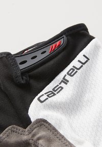 Mănușă de ciclism alb-negru cu țesătură texturată, cusături întărite și zonă de prindere căptușită. Prezintă brandingul "Castelli" și accente roșii.