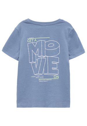 Blauwe katoen t-shirt met een grafische print met de tekst "KOM IN BEWEGING" in vetgedrukte witte en neon groene letters. Korte mouwen en klassieke ronde hals.