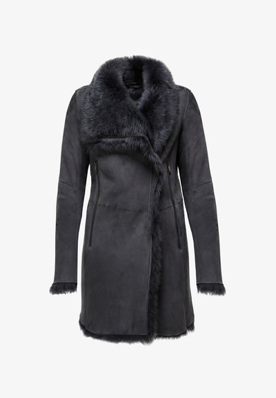 Mørkegrå ruskindsfrakke med en stor krave af faux pels, sidelommer med lynlås og blød tekstur med pelsdetaljer i kanten og ærmerne.