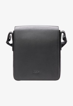 Schwarze Leder-Crossbody-Tasche mit flachem Design, verstellbarem Riemen und geprägtem Logo-Detail auf der Vorderseite. Glatte Textur, minimale Beschläge.